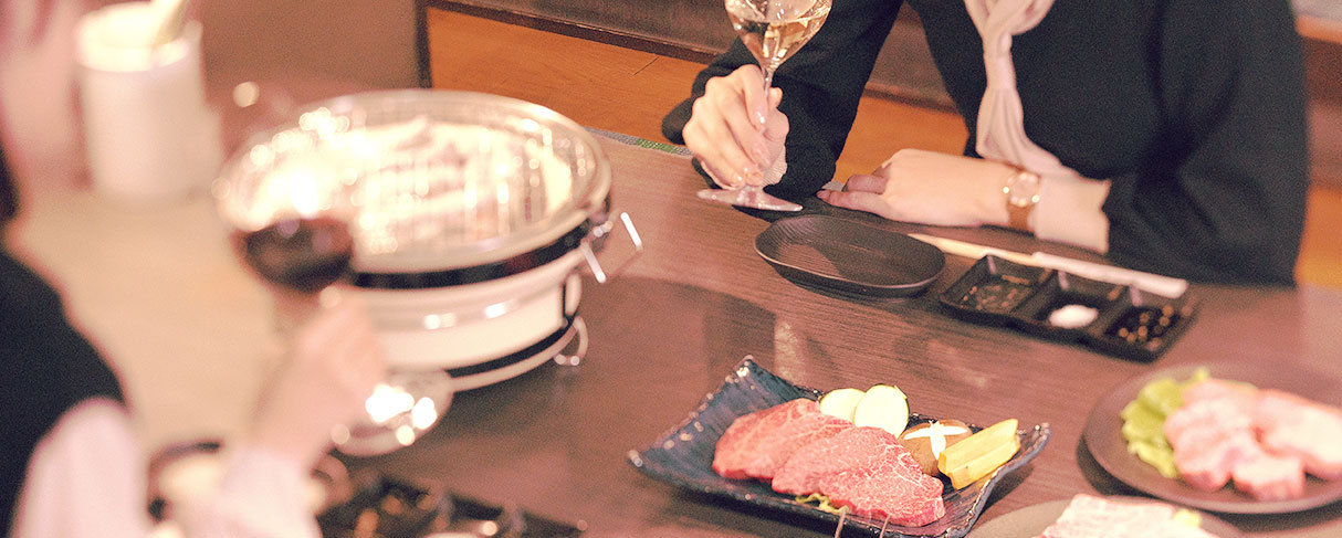 俯瞰でワインを飲む女性