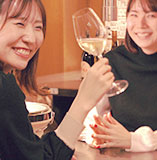 ワインを飲む二人の女性